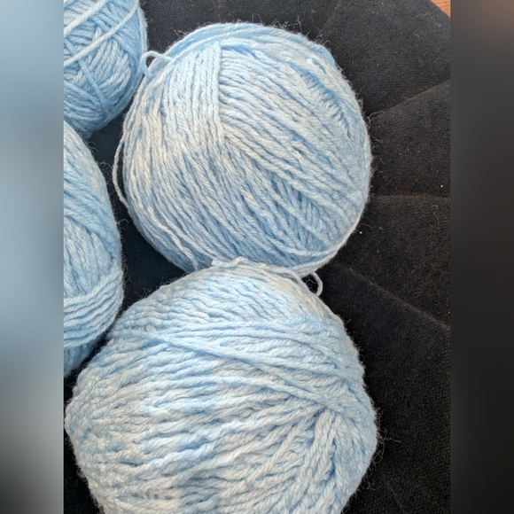Yarn 4 balls, soft blue Large balls 589g total. The Texture is soft. - Picture 4 of 9